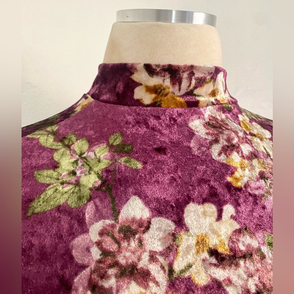 🔅NWOT🔅 Beautiful Fit-n-Flare Purple Velvet Floral Dress 💐💜 - Picture 5 of 6